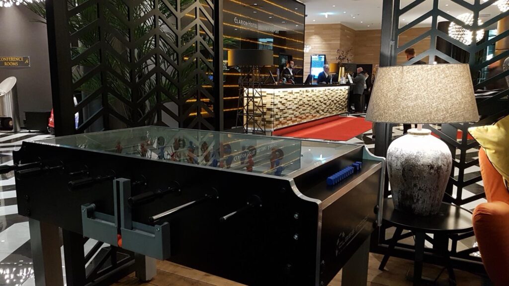 Lasikantinen pöytäfutis koulu ja nuorisotiloihin